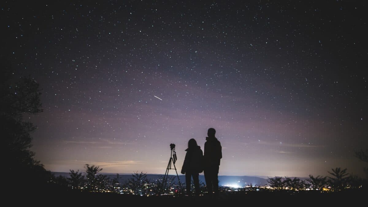Silhouette of two couple stargazing